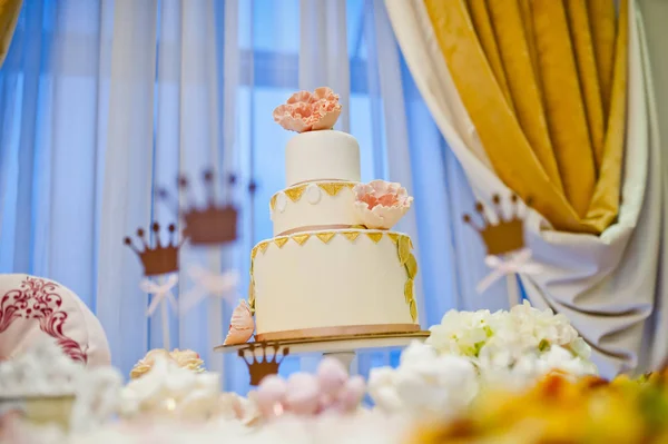 Большой свадебный торт — стоковое фото