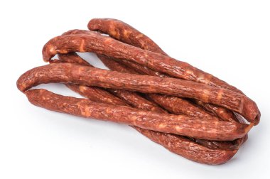 Beyaz bir arka plan üzerinde kurutulmuş Macar sosis