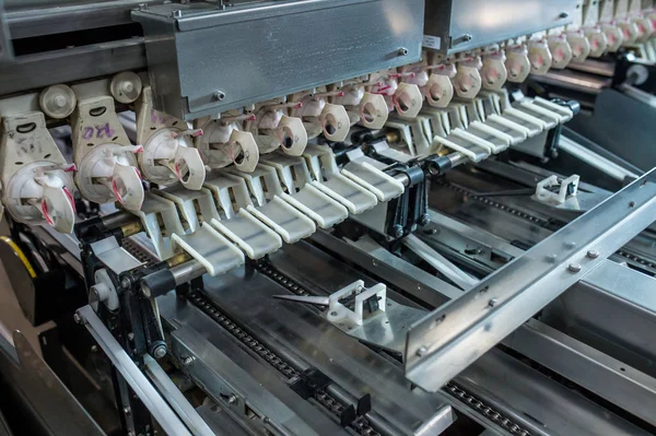 일을 이동 하는 컨베이어 벨트에 신선 하 고 원시 치킨 계란 — 스톡 사진
