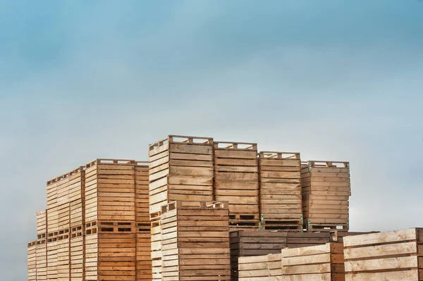 Sfondo lotto di scatole di legno su pallet — Foto Stock