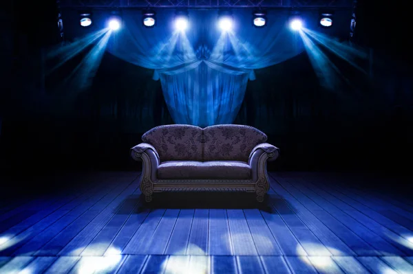 关于它的舞台灯光昏暗的房间里的沙发上. — 图库照片