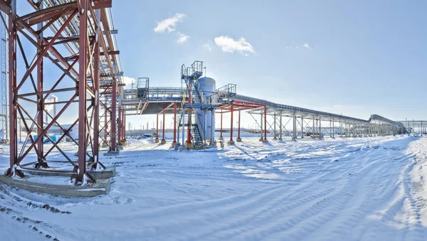 Raffinaderiet utsikt över den blå himlen — Stockfoto