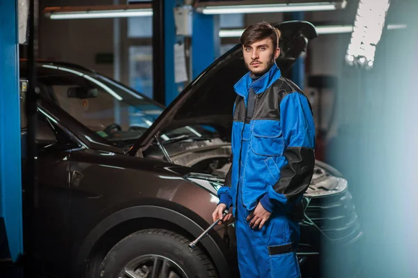 Jeune beau mécanicien automobile au travail — Photo