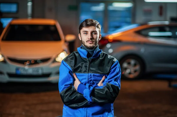 Junger hübscher Automechaniker bei der Arbeit — Stockfoto