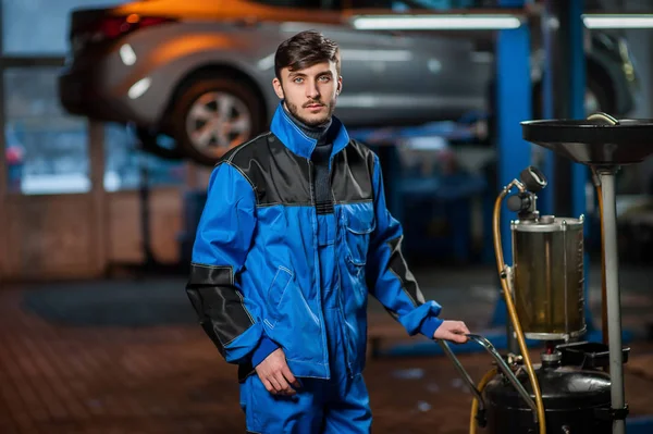 Jovem bonito mecânico de automóveis no trabalho — Fotografia de Stock