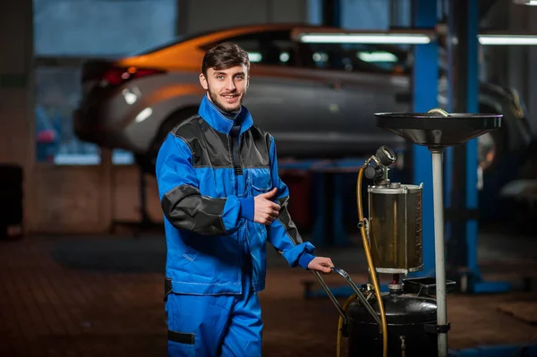 Joven mecánico de automóviles guapo en el trabajo — Foto de Stock