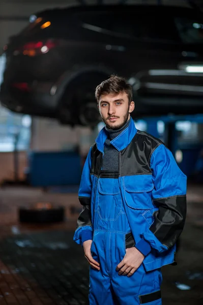 Junger hübscher Automechaniker bei der Arbeit — Stockfoto