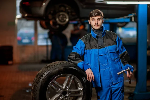 Junger hübscher Automechaniker bei der Arbeit — Stockfoto