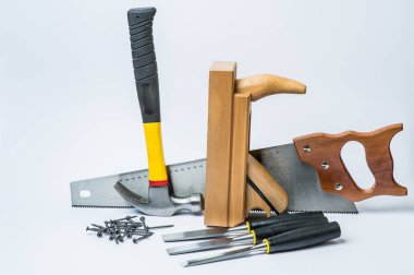 Ahşap beyaz arka plan üzerinde çalışmak için Araçlar