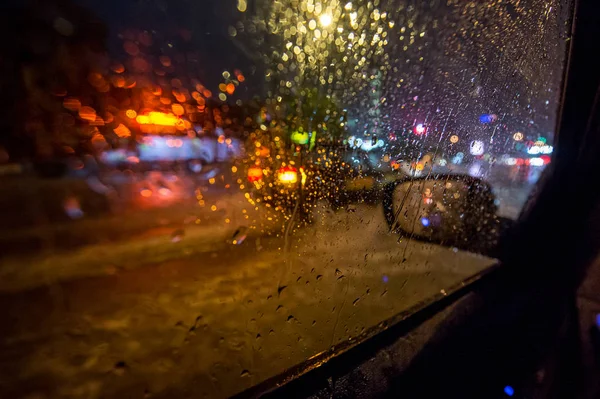 夜间在道路上洪水 — 图库照片