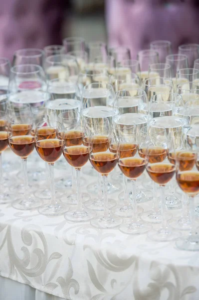 Bebidas en la mesa del buffet de bodas — Foto de Stock