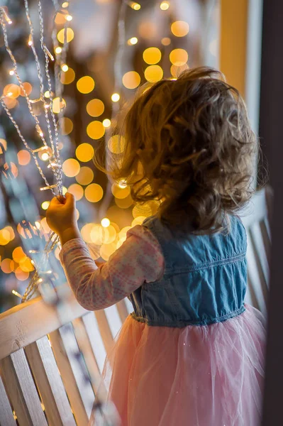 Ragazzina che tiene i palloncini nella stanza — Foto Stock