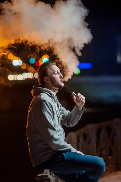 Mladý muž kouření elektronické cigarety — Stock fotografie