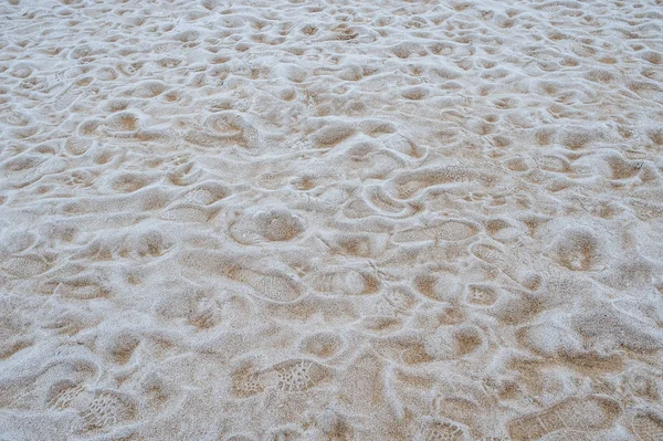 Pegadas na areia na praia — Fotografia de Stock