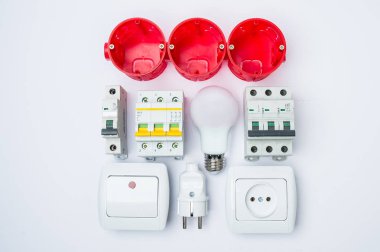 Ahşap arka plan üzerinde elektrik araç kümesi. Eng için aksesuarlar