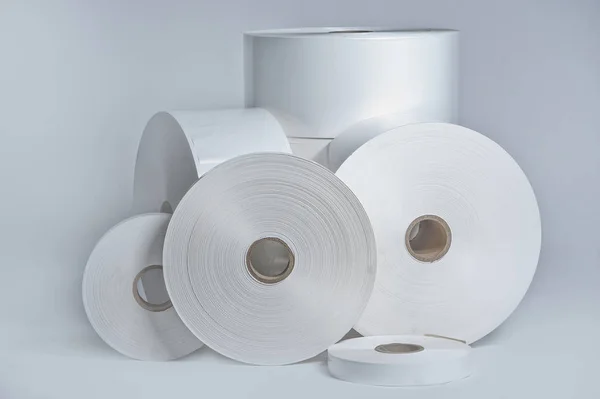 Plastik sarma rulo beyaz zemin üzerine streç