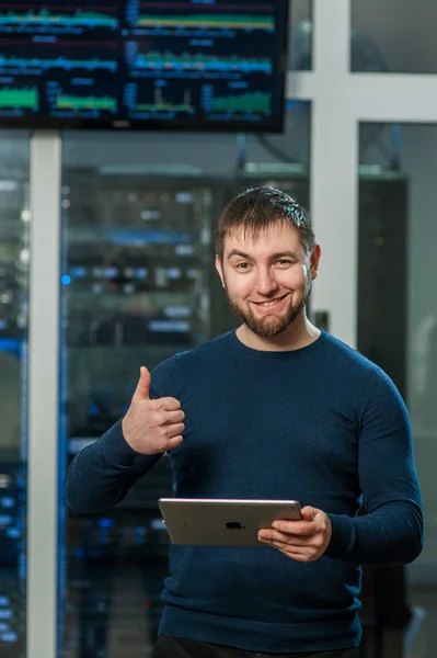 Νέος μηχανικός επιχειρηματίας με το tablet στο δίκτυο διακομιστή roo — Φωτογραφία Αρχείου