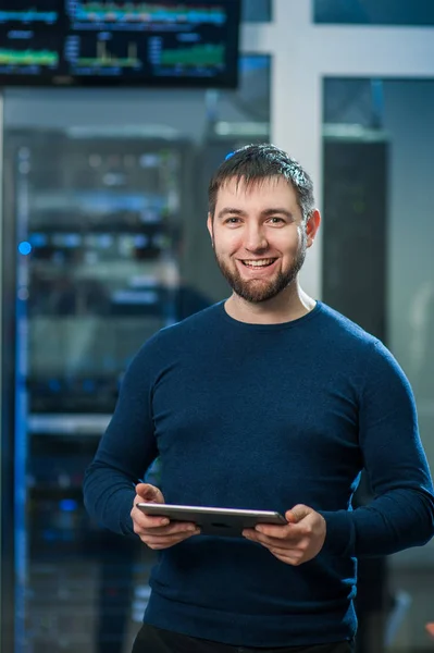 Ung ingenjör affärsman med tabletten i nätverk server roo — Stockfoto