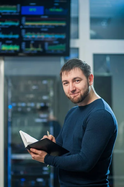 Nätverken ingenjören i serverrum med penna och tablett — Stockfoto