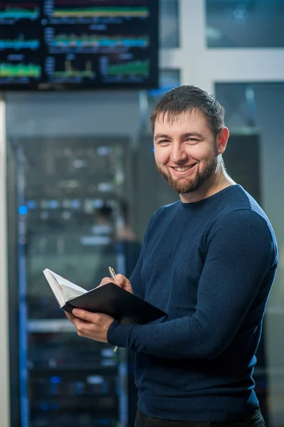 Nätverken ingenjören i serverrum med penna och tablett — Stockfoto
