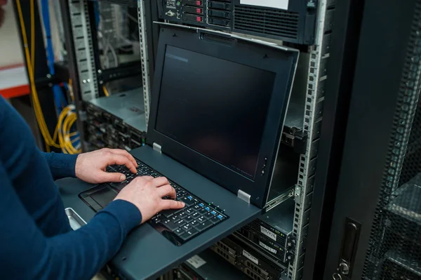 Netzwerktechniker arbeitet im Serverraum — Stockfoto