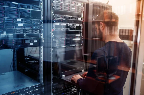 Netzwerktechniker arbeitet im Serverraum — Stockfoto
