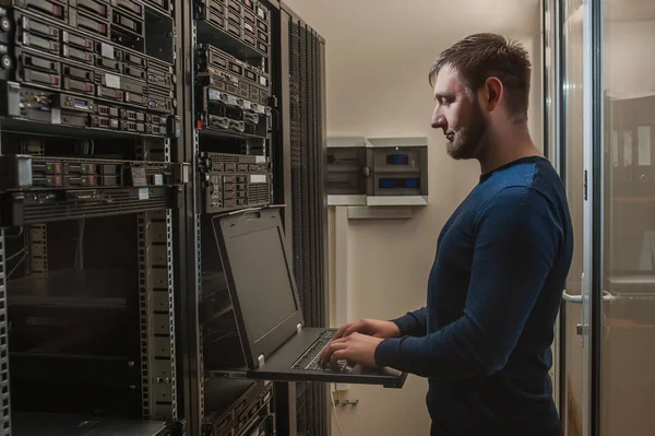 Ingeniero de red que trabaja en la sala de servidores — Foto de Stock