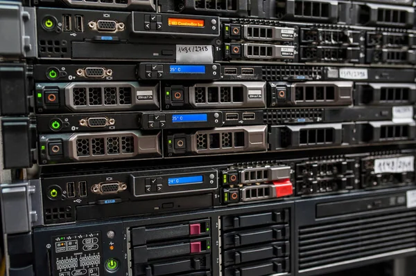 Consola led de montaje en rack en el centro de datos de la sala de servidores —  Fotos de Stock