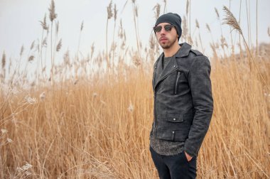 doğa alanında yakışıklı genç adam