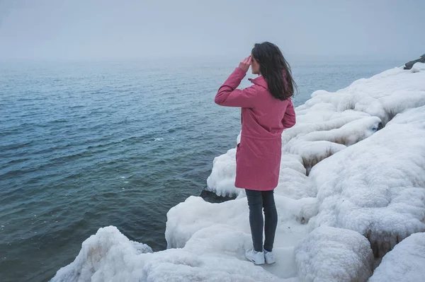 Όμορφο κορίτσι φαίνεται σε απόσταση τη θάλασσα στα βράχια — Φωτογραφία Αρχείου