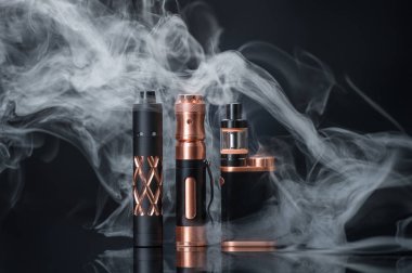 Stüdyoda siyah bir arka plan üzerinde elektronik sigara
