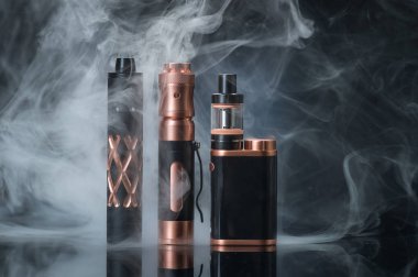 Stüdyoda siyah bir arka plan üzerinde elektronik sigara