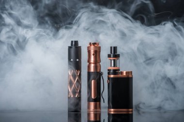 Stüdyoda siyah bir arka plan üzerinde elektronik sigara