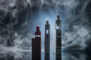 Stüdyoda siyah bir arka plan üzerinde elektronik sigara
