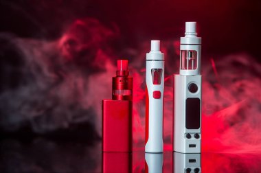 Stüdyoda siyah bir arka plan üzerinde elektronik sigara