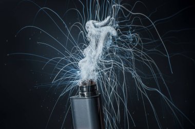 Bir siyah arka plan ve bu duman elektronik sigara