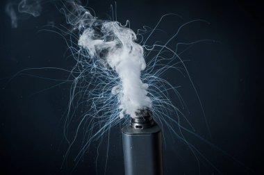 Bir siyah arka plan ve bu duman elektronik sigara