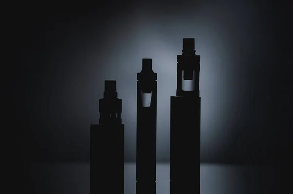 Электронная сигарета на черном фоне в студии — стоковое фото