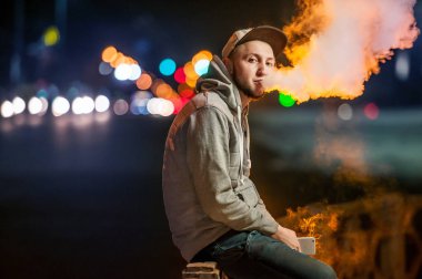 Yakışıklı genç sigara elektronik sigara