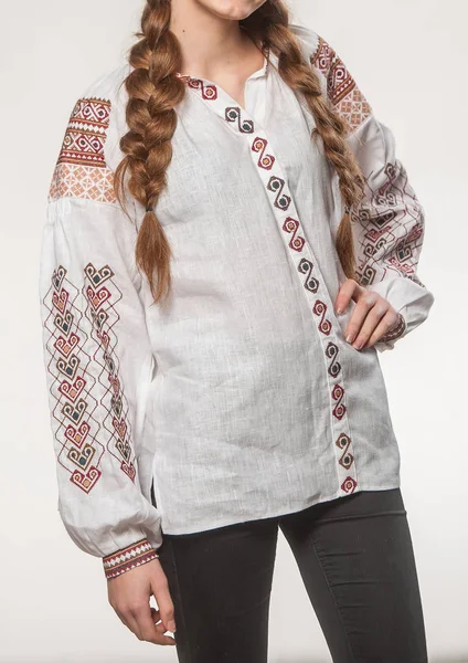 Baumwollkleidung mit nationalen Ornamenten — Stockfoto