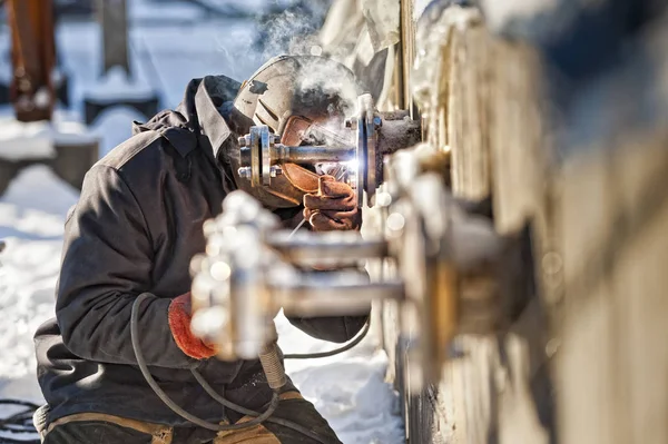 Mann bei der Arbeit mit Bauwerkzeug Schweißer — Stockfoto