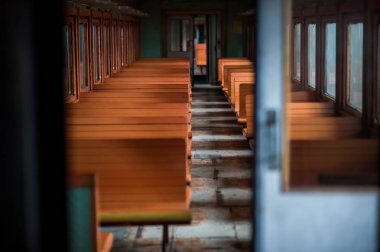 içinde tren banklar