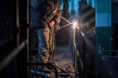 fabrikada çalışan bir kaynakçı
