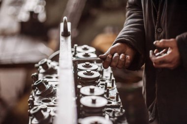 Araçları ile motor yağı elinde çalışma