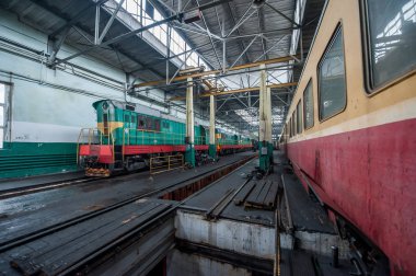 bir demiryolu deposu tren