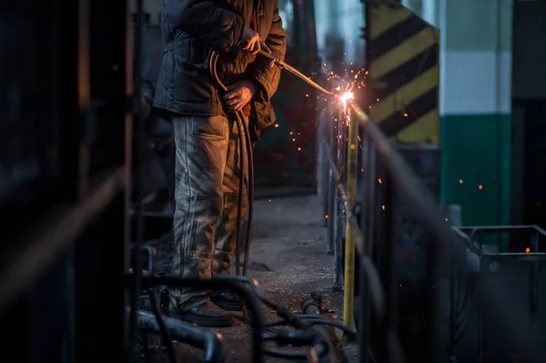 Сварщик, работающий на заводе — стоковое фото