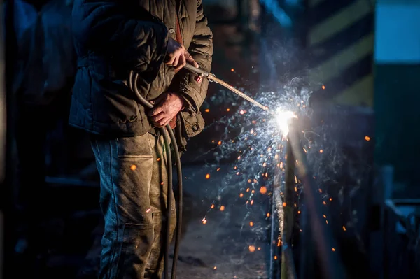 Schweißer bei der Arbeit in der Fabrik — Stockfoto