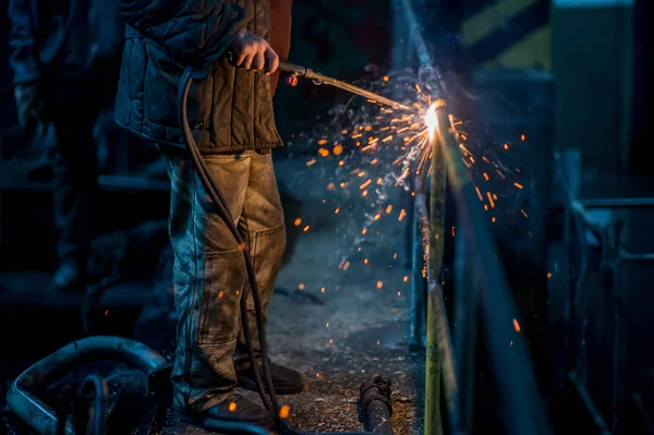 Schweißer bei der Arbeit in der Fabrik — Stockfoto