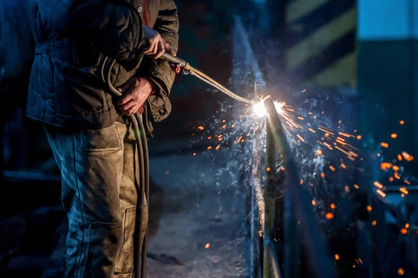 Schweißer bei der Arbeit in der Fabrik — Stockfoto