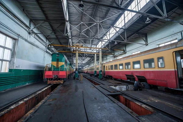 Comboio num depósito ferroviário — Fotografia de Stock